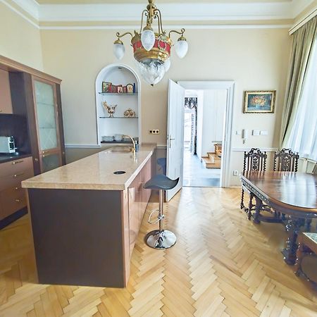 Villa With Hot-Tub, Terrace And Garden, Wenceslass Square Прага Екстериор снимка