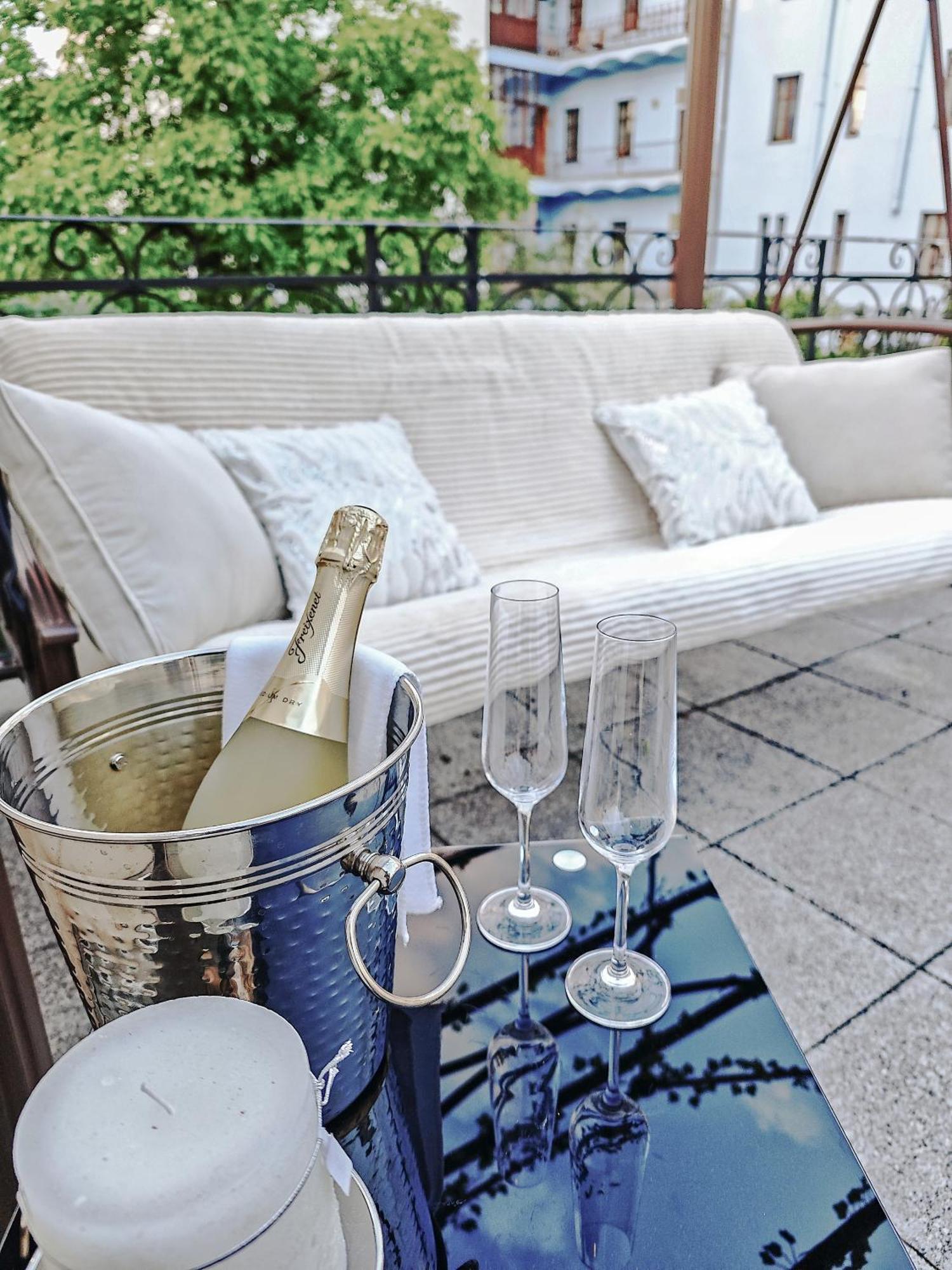 Villa With Hot-Tub, Terrace And Garden, Wenceslass Square Прага Екстериор снимка