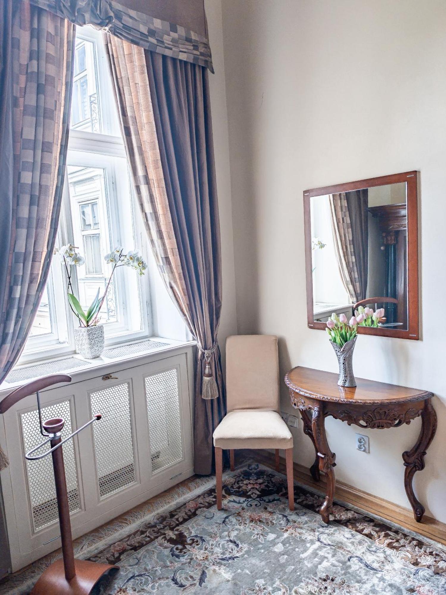 Villa With Hot-Tub, Terrace And Garden, Wenceslass Square Прага Екстериор снимка