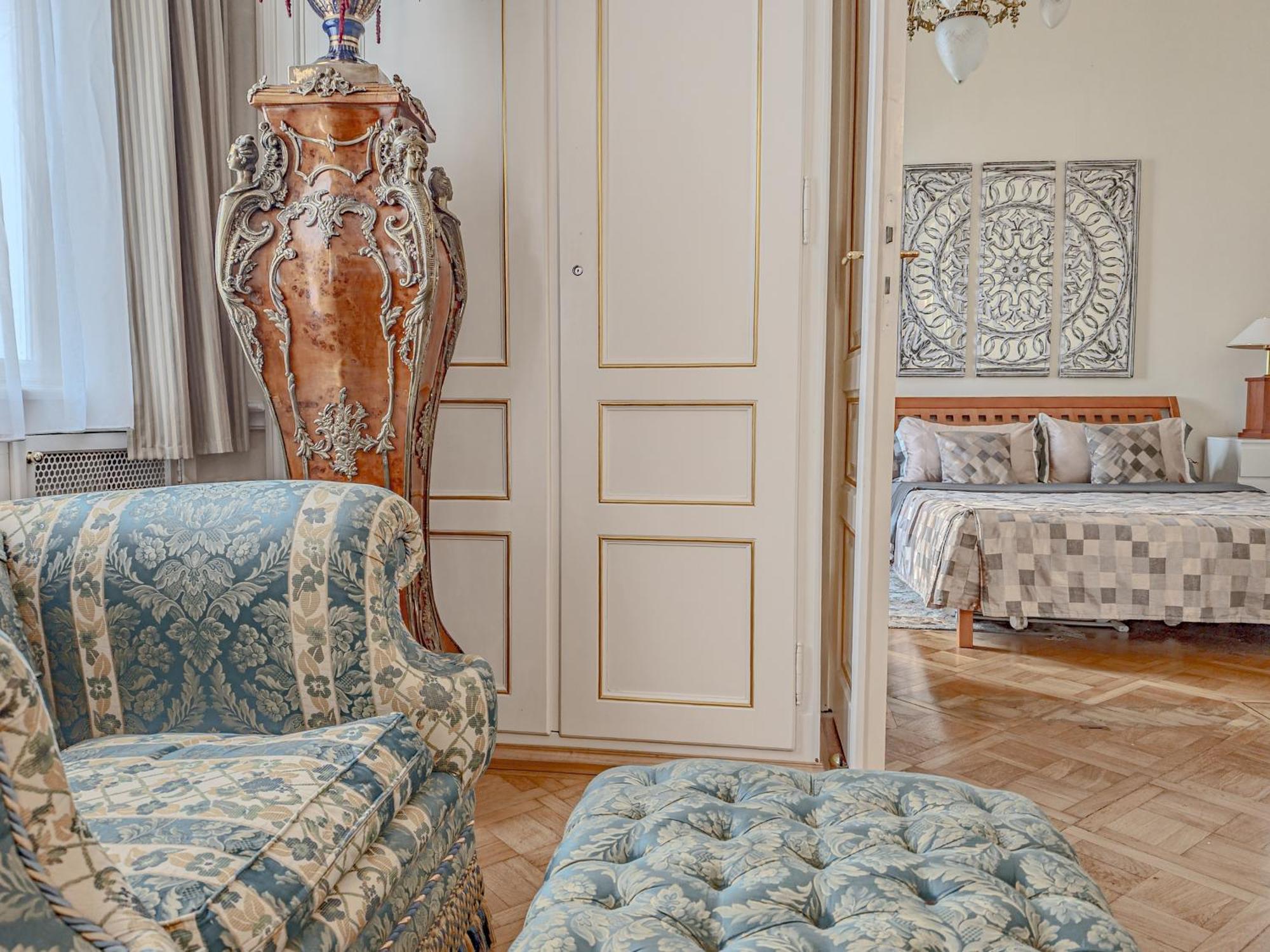 Villa With Hot-Tub, Terrace And Garden, Wenceslass Square Прага Екстериор снимка