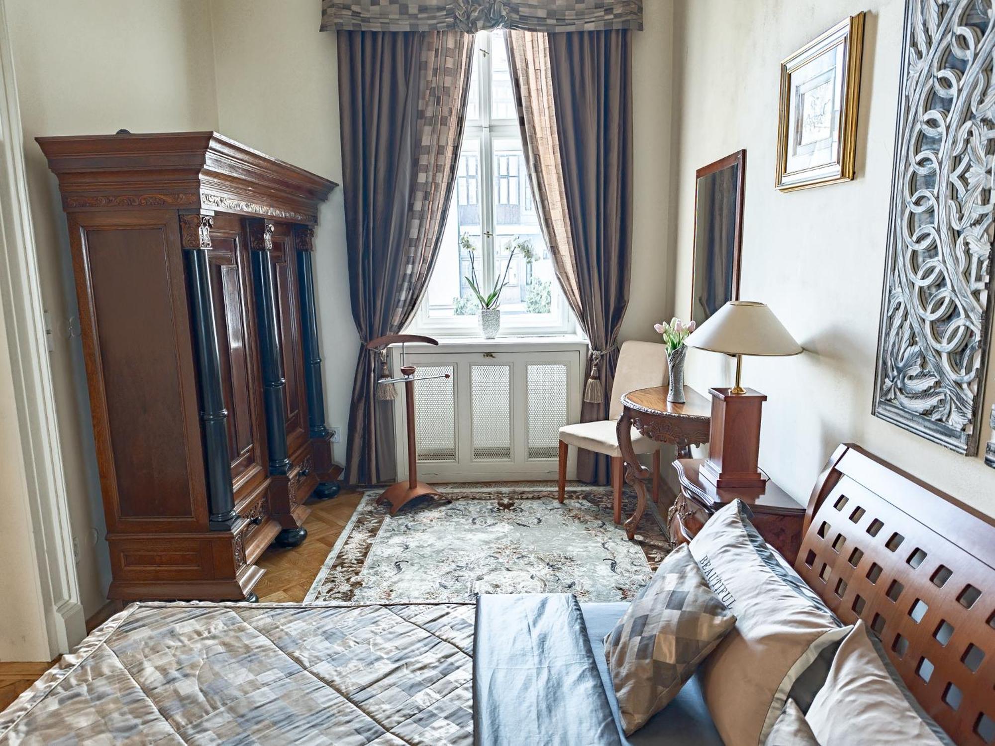 Villa With Hot-Tub, Terrace And Garden, Wenceslass Square Прага Екстериор снимка