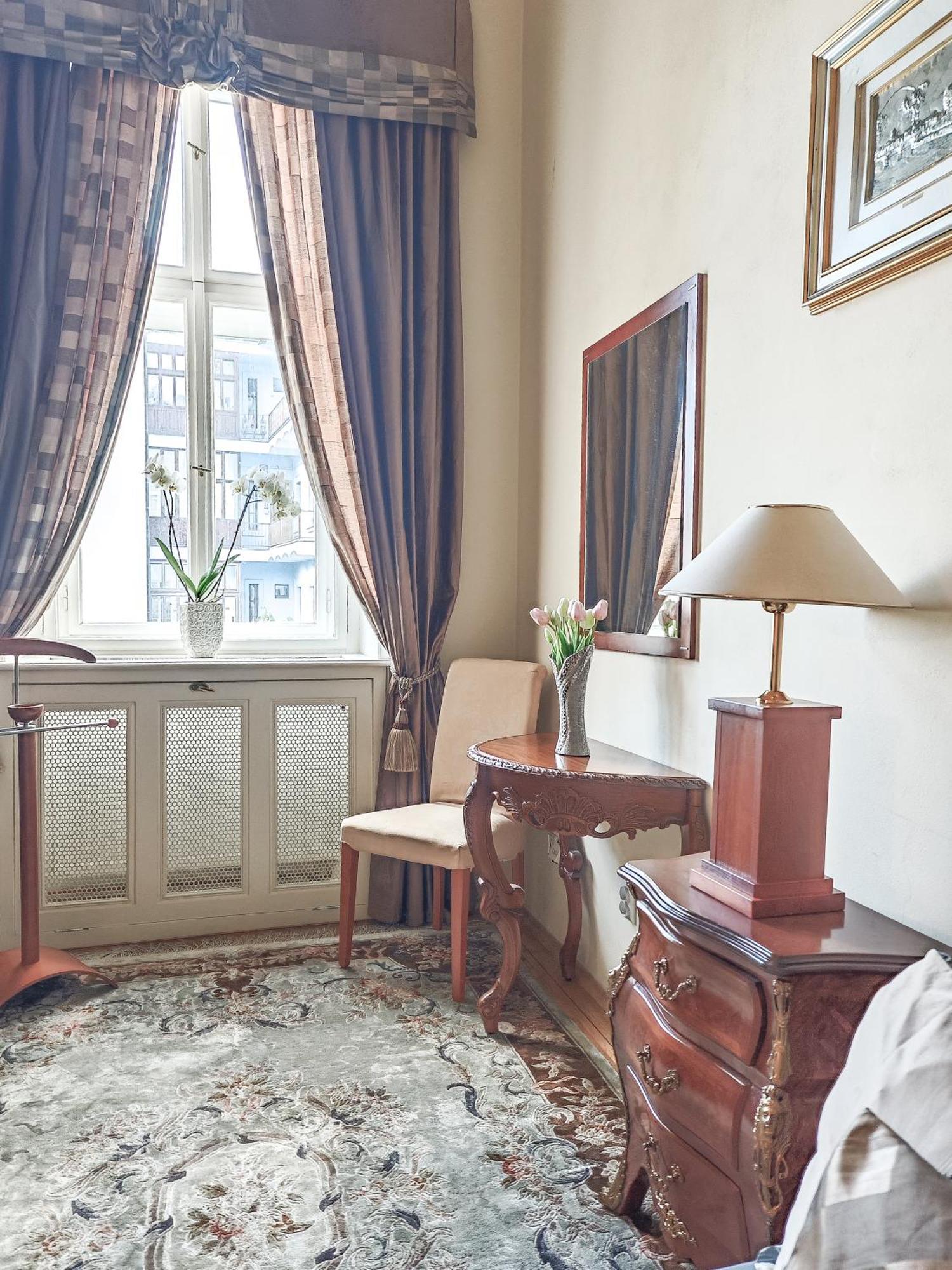 Villa With Hot-Tub, Terrace And Garden, Wenceslass Square Прага Екстериор снимка