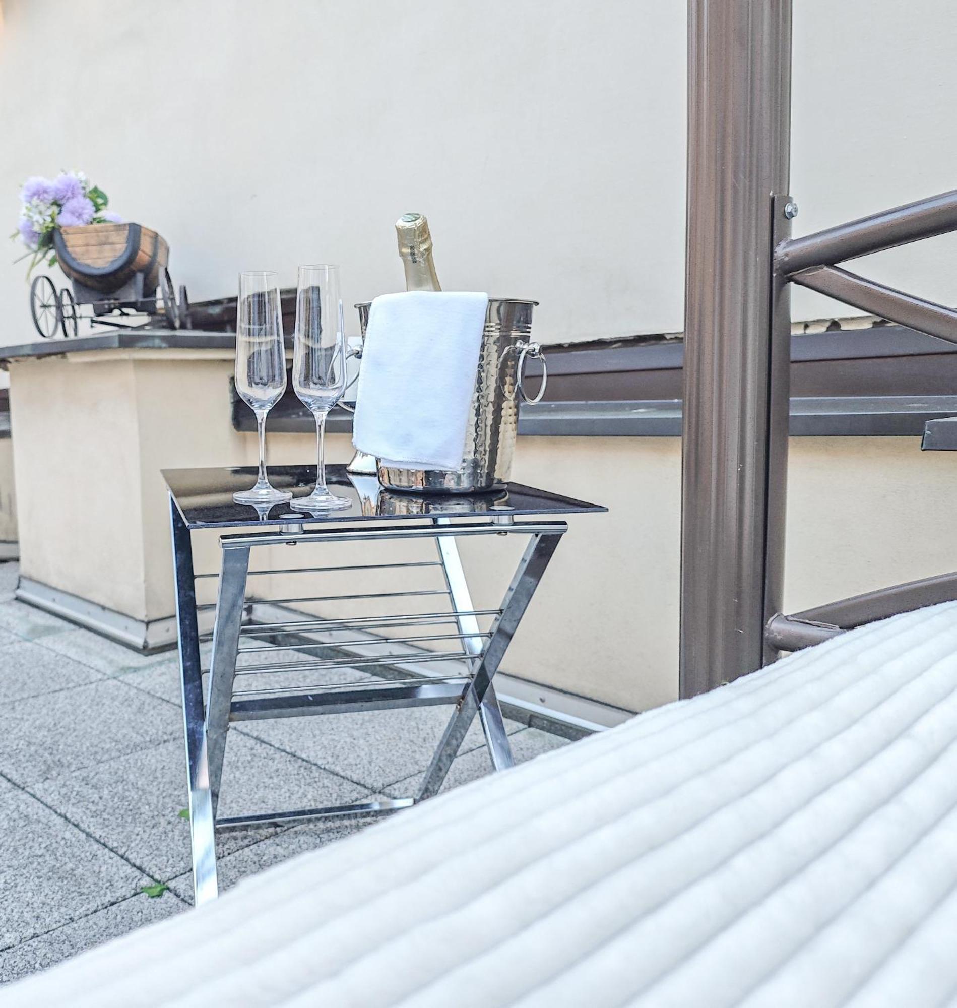 Villa With Hot-Tub, Terrace And Garden, Wenceslass Square Прага Екстериор снимка